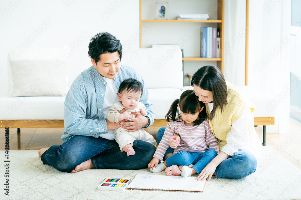 リビングで遊ぶ家族 リビングで遊ぶ家族