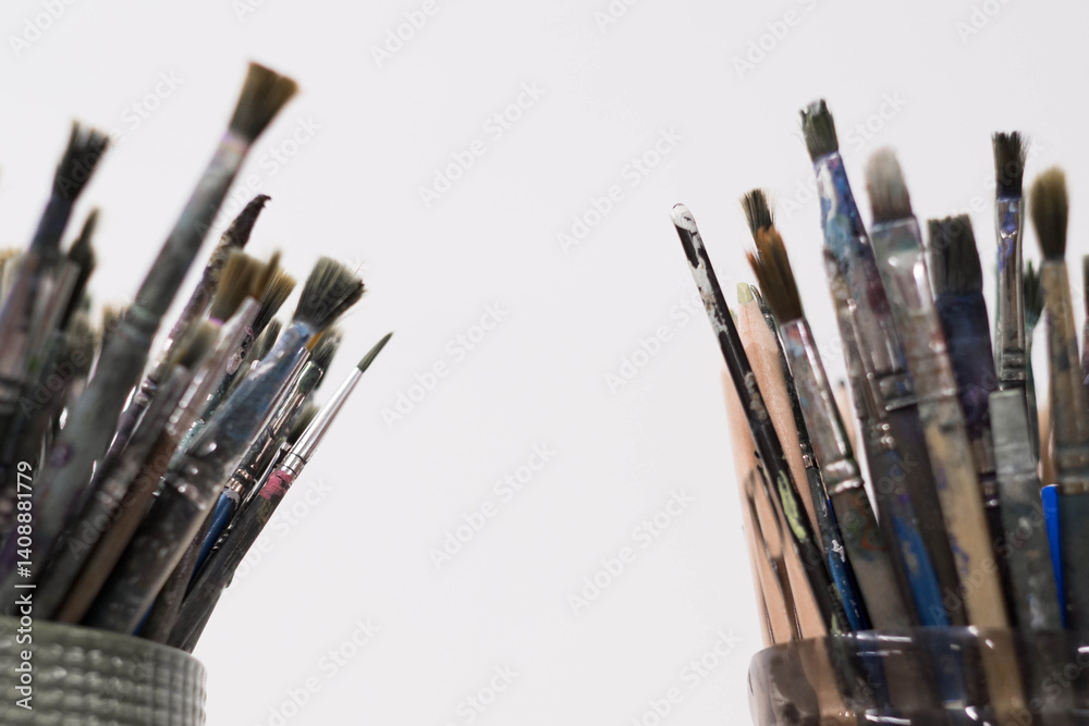 Obraz premium Brushes and spatulas on a white background. The tools of an artist or a sculptor for drawing. Creative professions, master classes. High quality photo