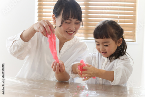 スライムを作る親子