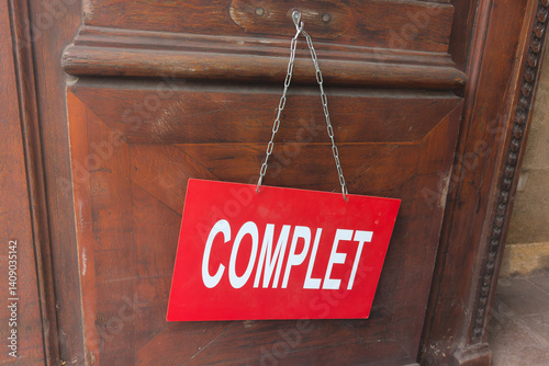 Obraz na płótnie complet french sign text means full complete on panel board on wooden door hotel fully booked w salonie