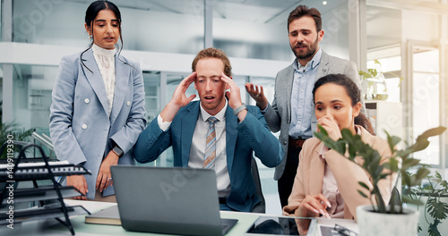 Foto Shocked, laptop and business people with stress, group and mistake with bankruptcy