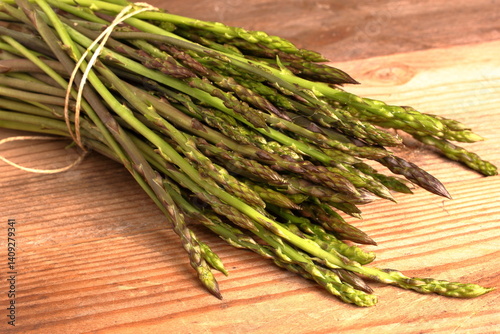 
79 / 5.000
Bunch of wild asparagus tied with string and arranged on wooden boards.

