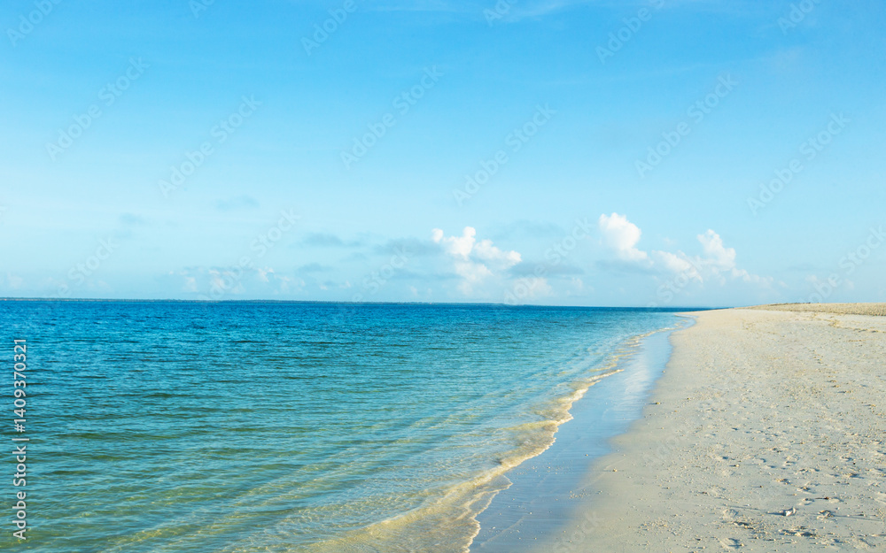 Fototapeta premium Beautiful sky and blue sea
