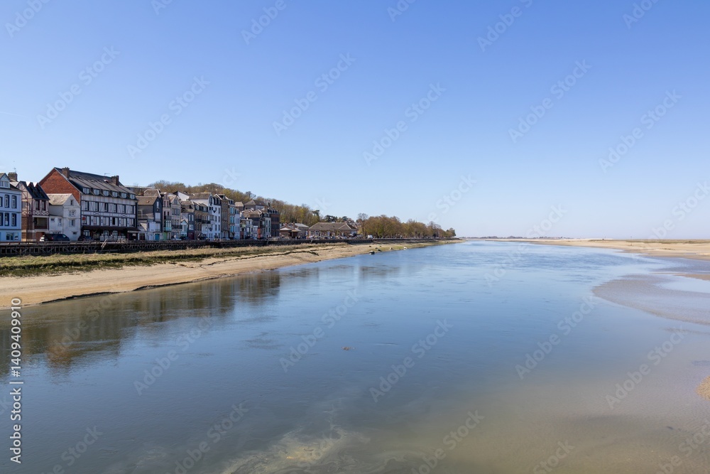 Fototapeta premium Mer calme bordée de maisons et d'arbres en arrière-plan