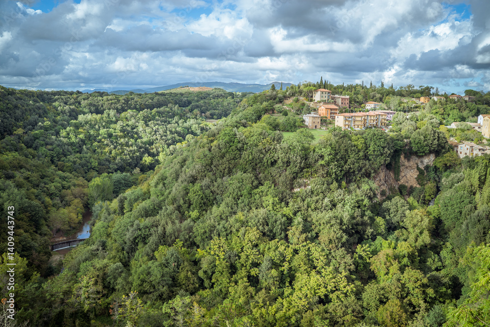 Obraz premium Pitigliano, Tuscan hillside village nestled among lush green trees