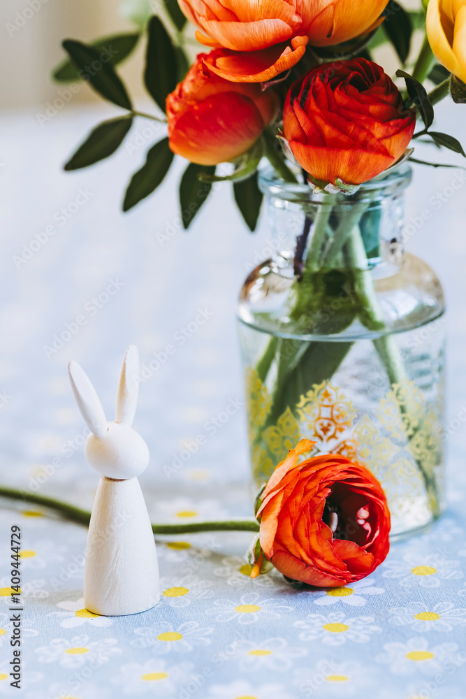 Décoration pour la fête de pâques avec lapin en bois et fleurs