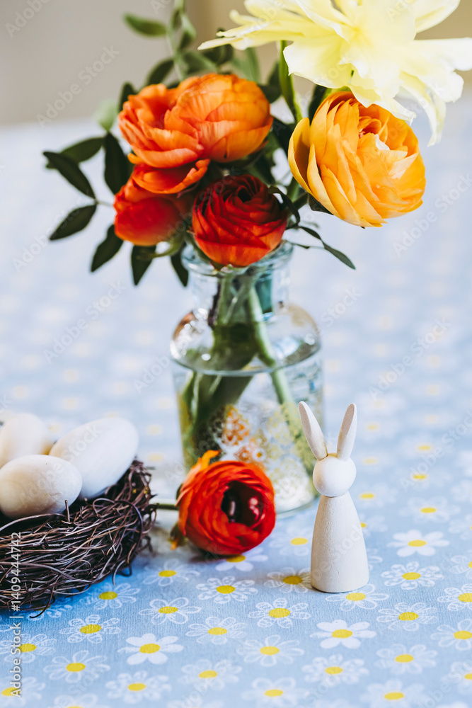 Décoration pour la fête de pâques avec lapin en bois et fleurs