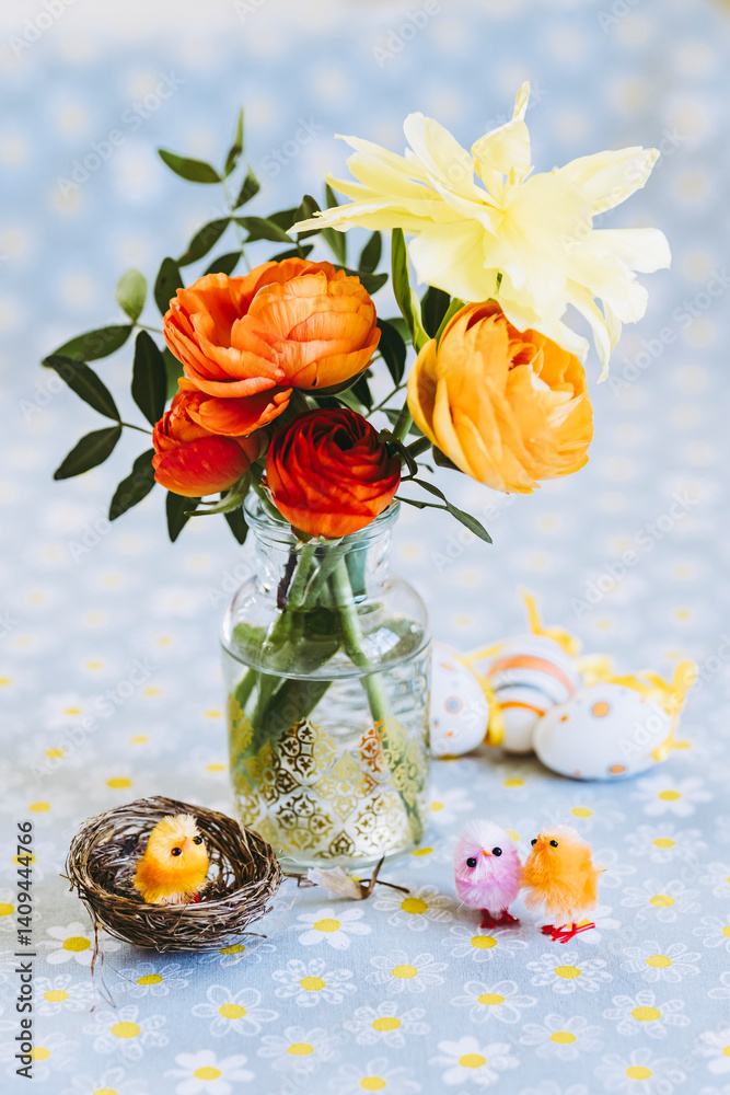 Décoration pour la fête de pâques avec lapin en bois et fleurs