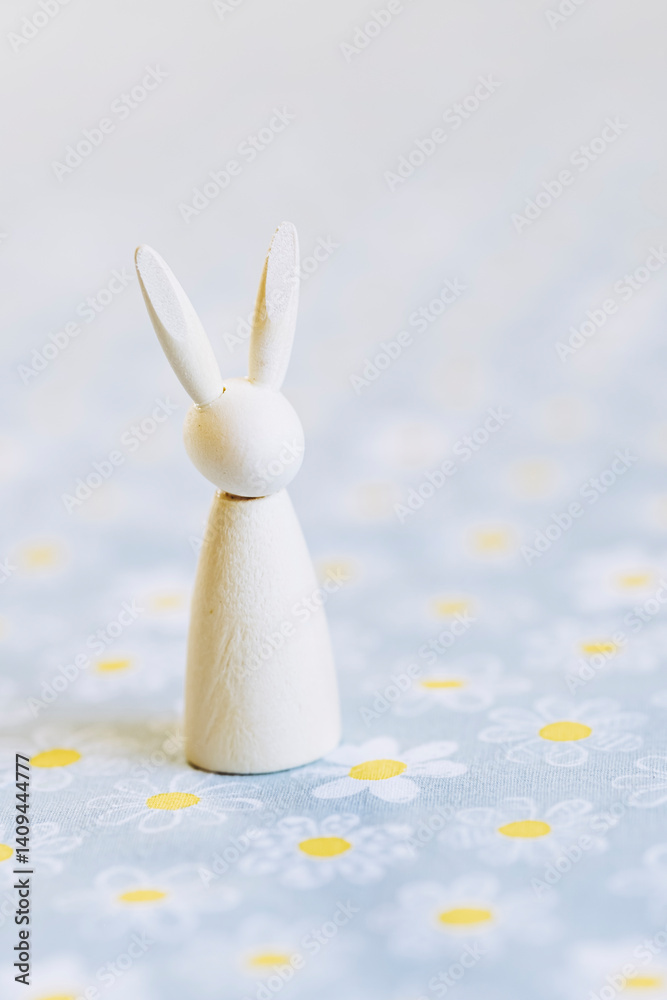 Décoration pour la fête de pâques avec lapin en bois stylisé