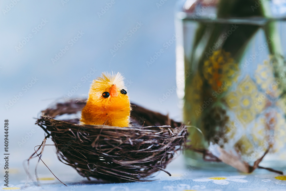 Décoration pour les fêtes de Pâques - Mignon Petit poussin coloré en poils dans un nid