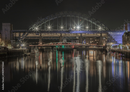 Obraz na płótnie Stunning night view of the Newcastle upon tyne with Tyne bridge, Swing bridge and The High level bridge spanning the River Tyne connecting Newcastle upon tyne and Gateshead in North East England. w salonie