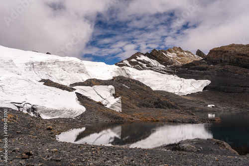 Obraz na płótnie Pastoruri Glacier and its reflection in Huaraz, Peru’s Andean region w salonie
