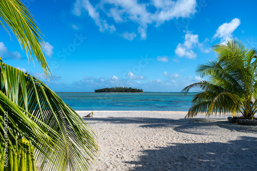 Obraz na płótnie Idyllic motu view from a beach in Tikehau, French Polynesia w salonie