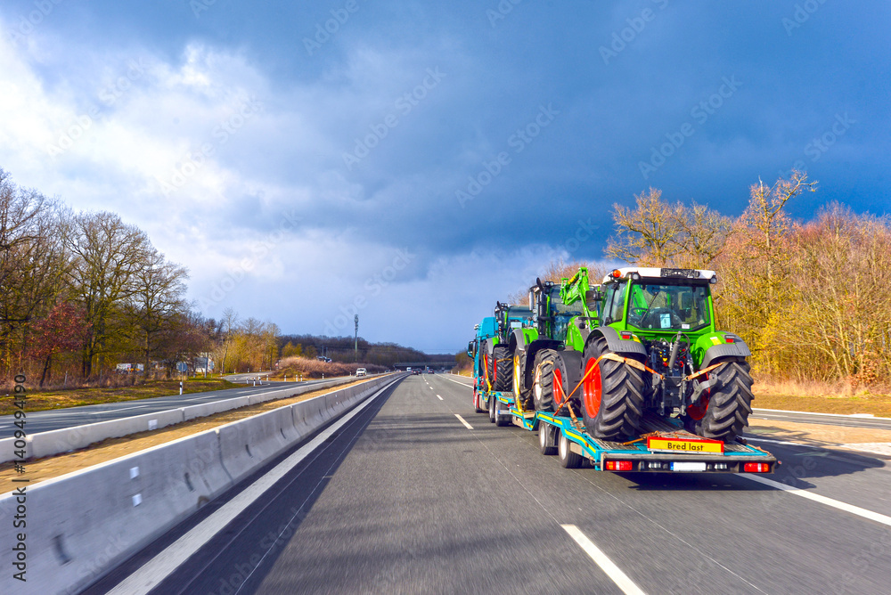 Traktor-Transport auf der A7 bei Marktbreit in Richtung Würzburg