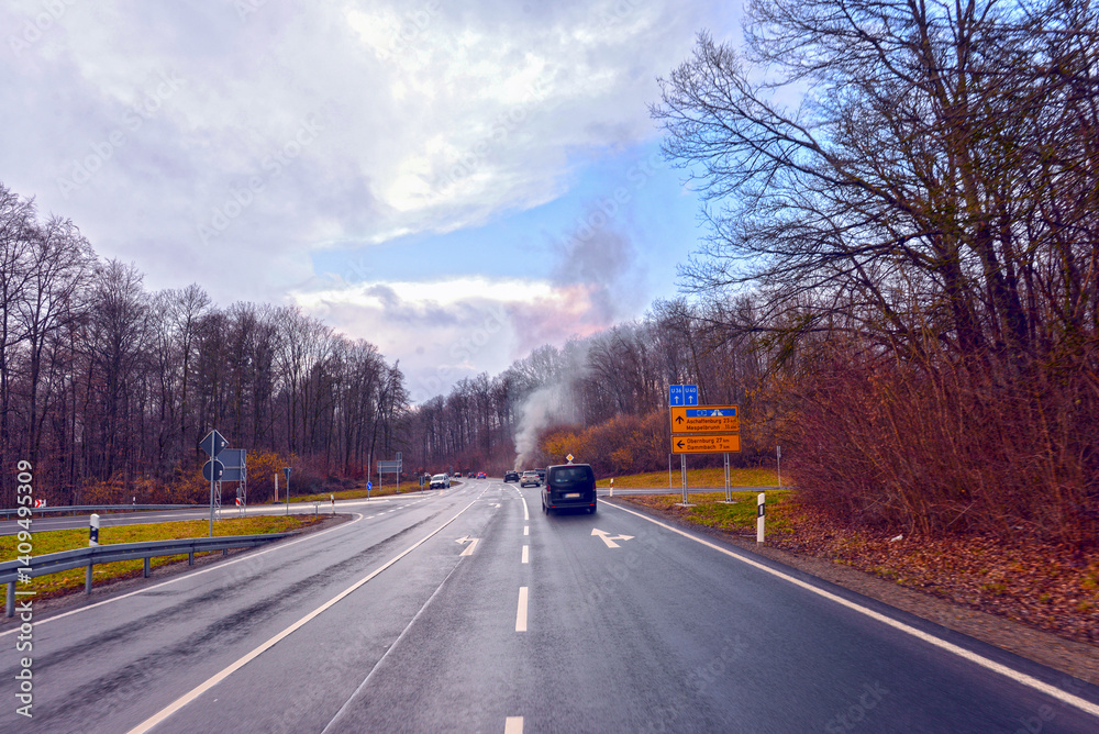 Brennendes Auto auf der Staatsstraße 2312 bei Rohrbrunn in Unterfranken (Bayern)