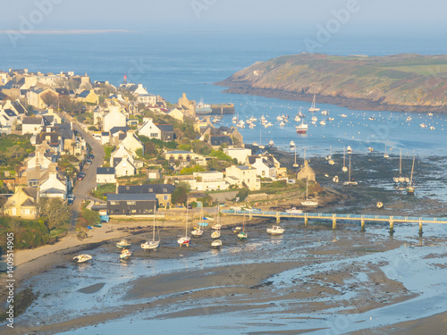 Photo aerienne d'un village au bord de la mer avec son port et sa passerelle à marée basse, La ville et le vieux port du Conquet dans le Finistere en Bretagne