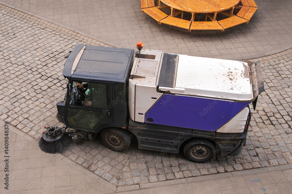 Eine kleine Kehrmaschine bei der Arbeit