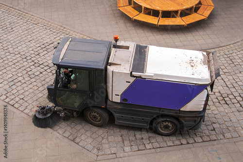 Obraz na płótnie Eine kleine Kehrmaschine bei der Arbeit w salonie