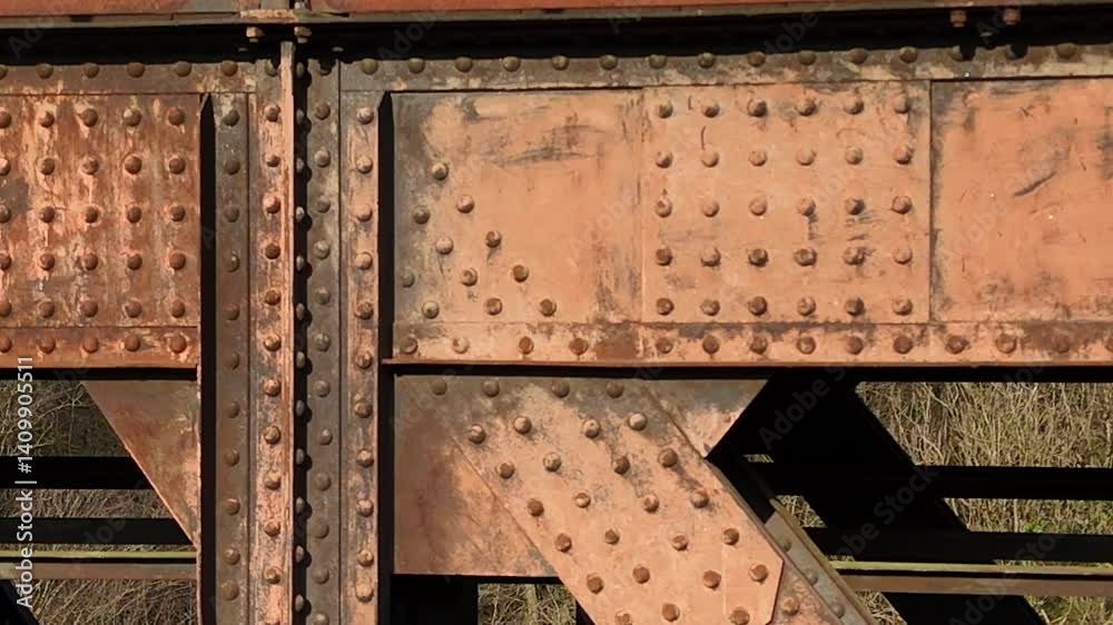 Structure métallique du viaduc Eiffel à Serrouville, en Lorraine, Les différentes pièces sont maintenues avec des rivets à chaud. 