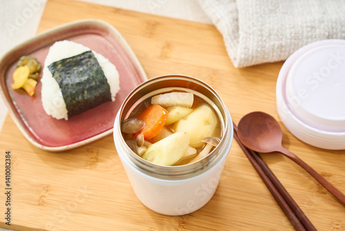 スープジャーで温かい味噌汁とおにぎりランチ