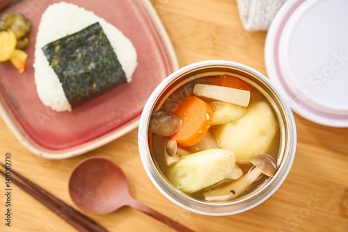 スープジャーで温かい味噌汁とおにぎりランチ