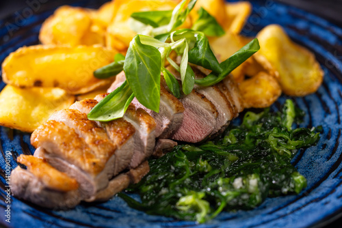 Obraz na płótnie roasted duck breast with spinach and potato chips w salonie