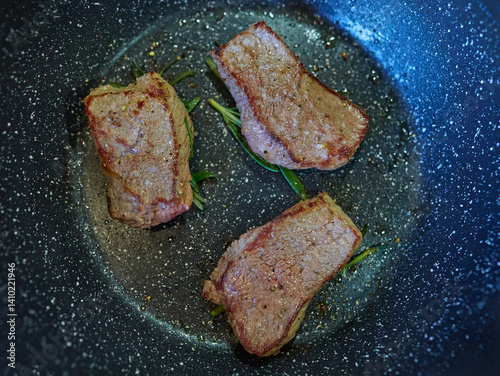 Obraz na płótnie Searing Pork Steaks with Rosemary w salonie