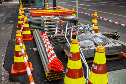 道路工事のカラーコーンで囲まれた資材置き場