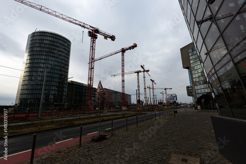 Obraz na płótnie Cranes on construction site and foggy sky w salonie