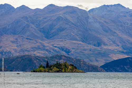 Obraz na płótnie Lake Wanaka, a summer cloudy afternoon with a mountain range and the town of Wanaka on the shore. South Island, New Zealand w salonie