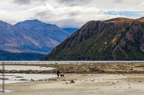 Obraz na płótnie Lake Wanaka, a summer cloudy afternoon with a mountain range and the town of Wanaka on the shore. South Island, New Zealand w salonie