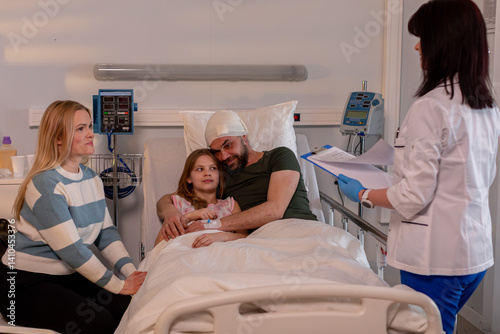 Obraz na płótnie Family Support in Hospitals The Importance of Emotional Care for Patients and Loved Ones w salonie
