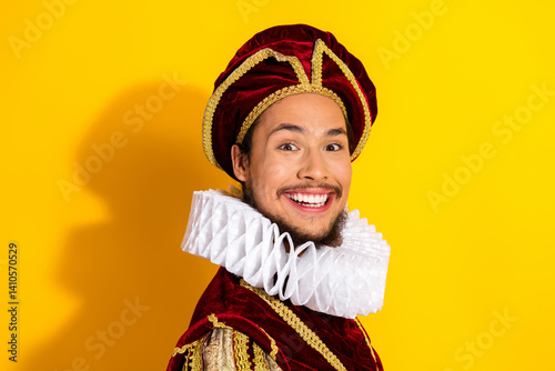 Obraz na plátně Portrait of a smiling man in a regal costume with a ruff collar against a vibran