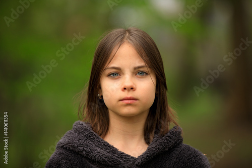 Obraz na płótnie Portrait of preteen girl in park in spring w salonie