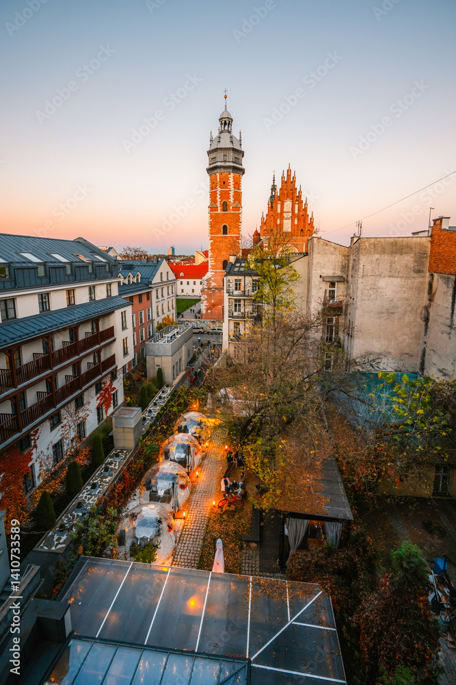 Obraz premium Wawel castle landmark with city view near river in Krakow Poland. Autumn landscape on coast river Wisla.