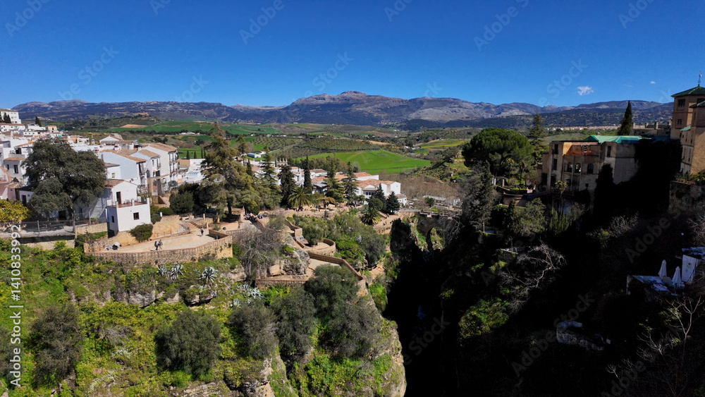 Obraz premium Ronda, Spain showcasing Puente Nuevo Bridge, white houses and mountainous landscape