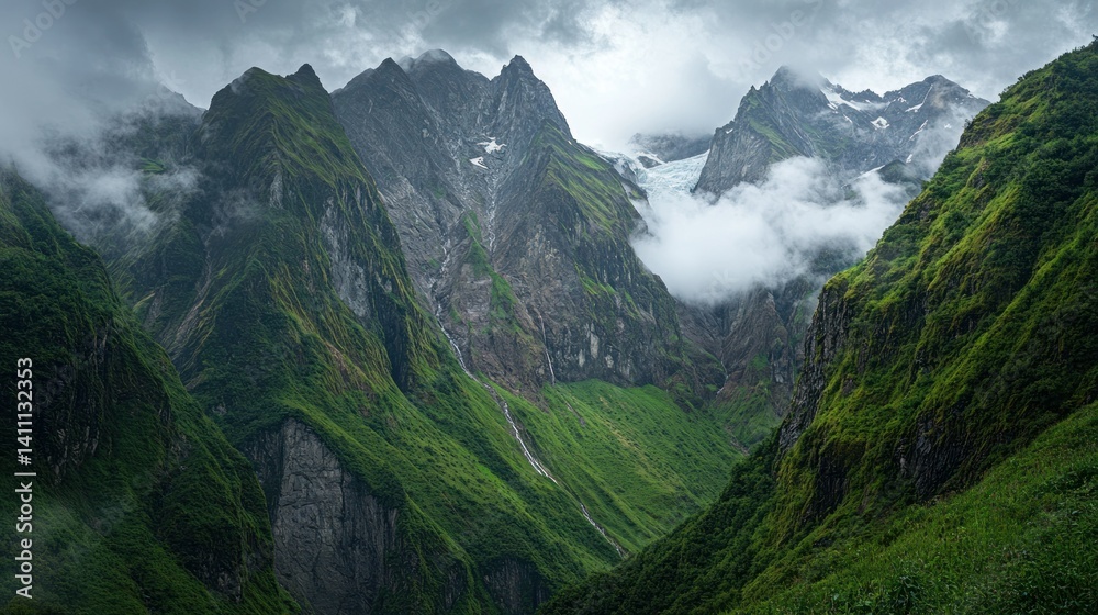 Fototapeta premium A dramatic view of mountain peaks with cloudy atmosphere