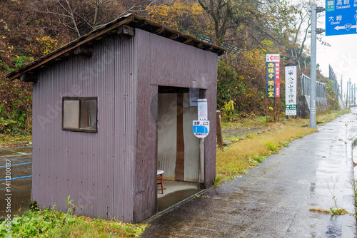 良い雰囲気のバス停。
雪国なので小屋になっている。
五日町の市街地の風景。
雪国特有の雰囲気がある。
晩秋なので各所で紅葉が見られる。
新潟県魚沼市 - 2024年11月30日
