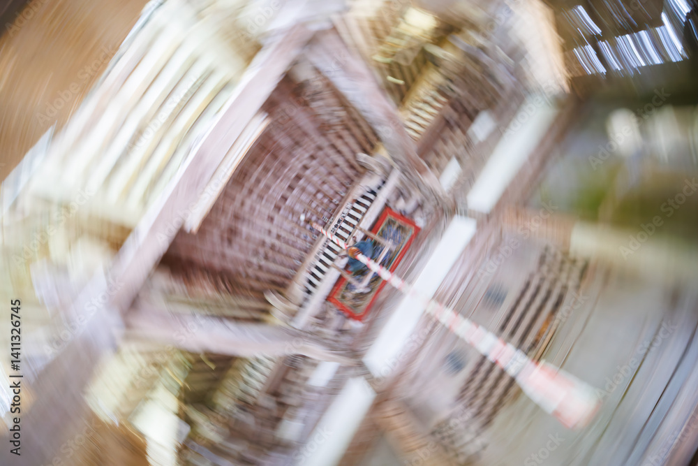 Obraz premium スローシャッターでカメラを回転してスピンドルブラー効果を出した。 お参りする際に鳴らす大きな鈴。 杉林の中にある立派な本堂。 雪から木材を守る藁や布製の雪覆いで覆われている。 その上には寄進者のサインも書かれていた。 神秘的で美しい神宮寺。 茅葺き屋根の本堂と緑が美しい苔むした境内と杉の大木林が印象的。 冬季に訪れたので、豪雪対策の雪囲いが施されている。 新潟県十日町市 - 2024年12月1日 