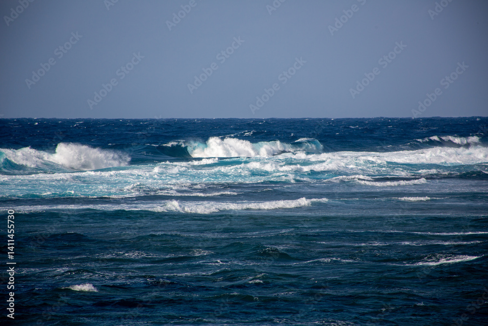 Fototapeta premium 奄美大島の自然、海、波、青、白。