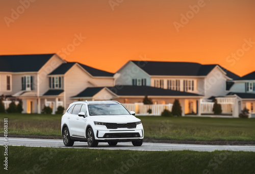 Obraz na płótnie The Modern Family SUV for City Streets and Nature Trails. Safe and Stylish. w salonie