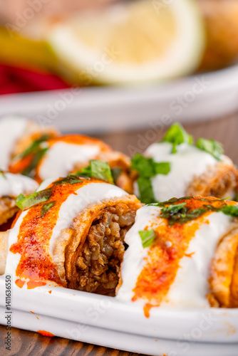 Obraz na płótnie Delicious turkish kebab tantuni w salonie