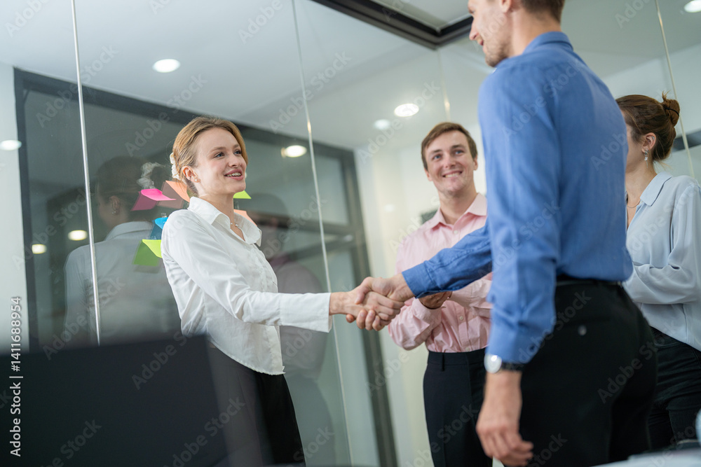 Obraz premium Professional meeting in modern office with team members collaborating and shaking hands after a discussion
