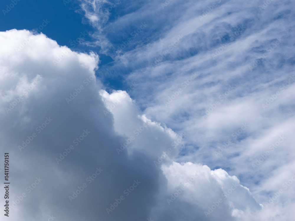 Obraz premium 青空と白い雲の背景素材