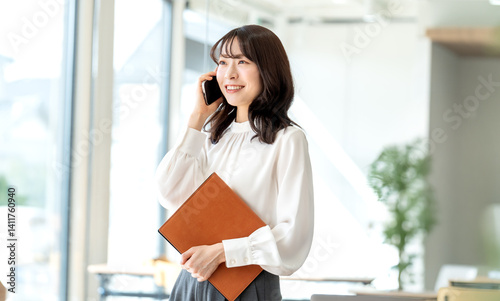 笑顔で対話をする女性・ビジネスウーマン photo