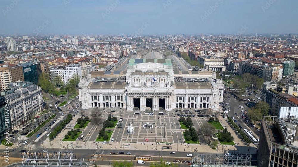 Obraz premium Europe, Italy, Milan 04,28,2025 drone view of Milan Central Train Station railway in Piazza Duca D'Aosta .Neoclassic,Liberty e Art Deco style in downtown. Traffic car and tourists in Via Victor Pisani
