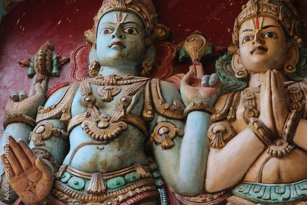 Obraz premium Ancient Sculptural Representations of Lord Vishnu and Goddess Lakshmi Bestowing Blessings in a South Indian Temple: A Symbol of Prosperity and Divine Protection