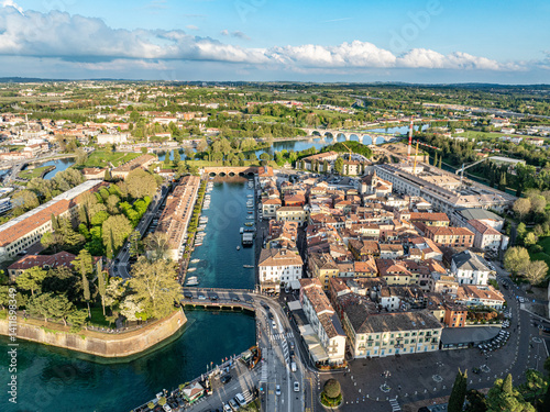 Vista aerea del centro e del porto di peschiera del garda, e della costa del lago di garda