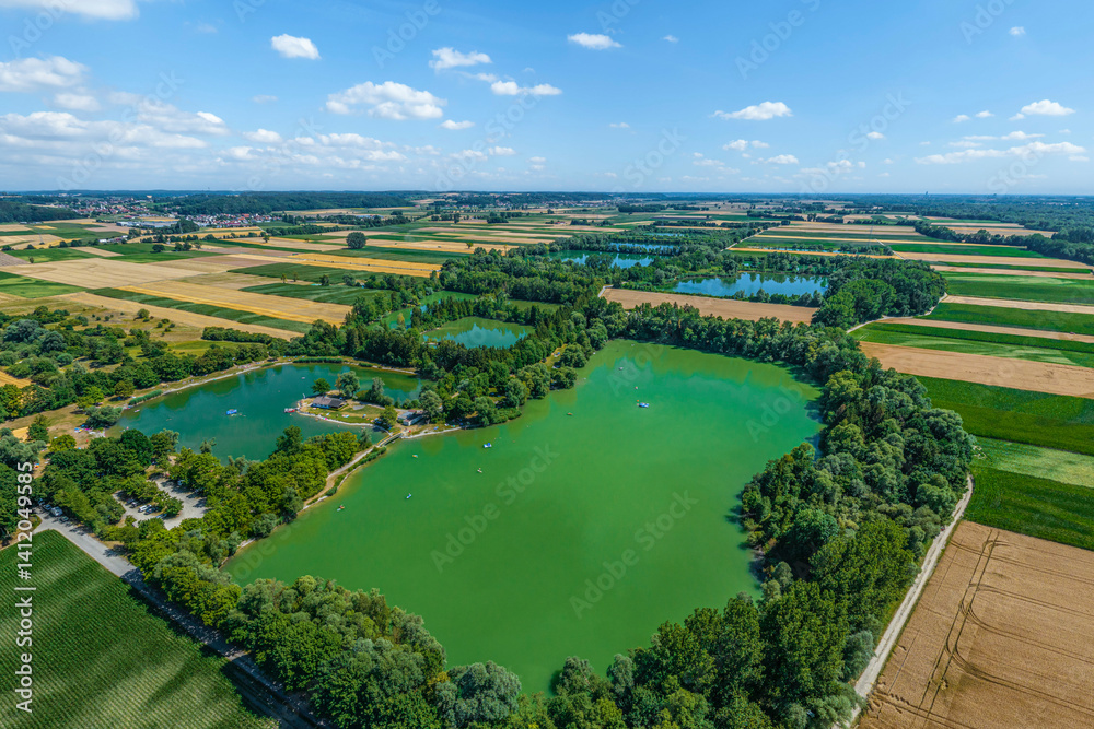 Ausblick auf das Naherholungsgebiet Sander Seen nahe des Lech in Bayerisch-Schwaben