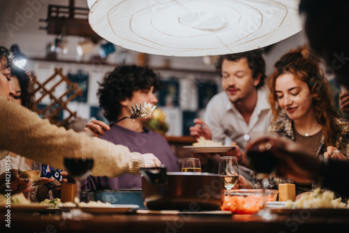 Foto A warm scene of friends sharing a meal in a cozy home, enjoying food and company